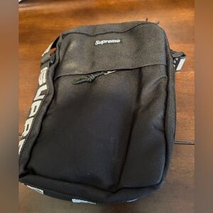 Supreme Black Shoulder Bag and supreme fannynoack. Messenger new , fanny used .